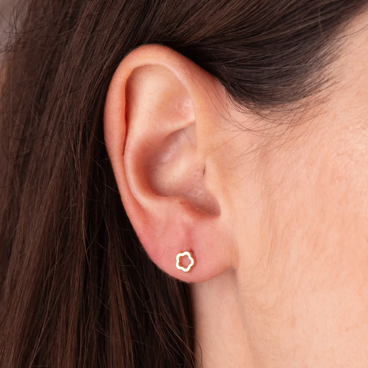 18K PENDIENTES ORO AMARILLO FLOR BRILLO CALADA 5 X 5 MM. CIERRE TUERCA — vista 2