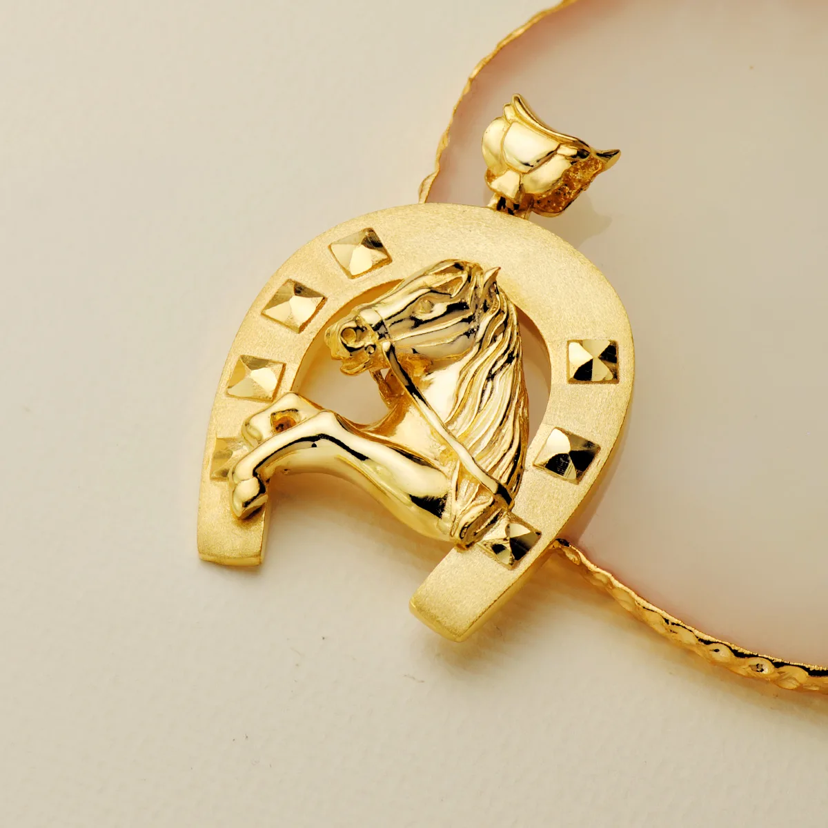 18K COLGANTE ORO AMARILLO HERRADURA CON CABALLO 48X40 MM — vista 3