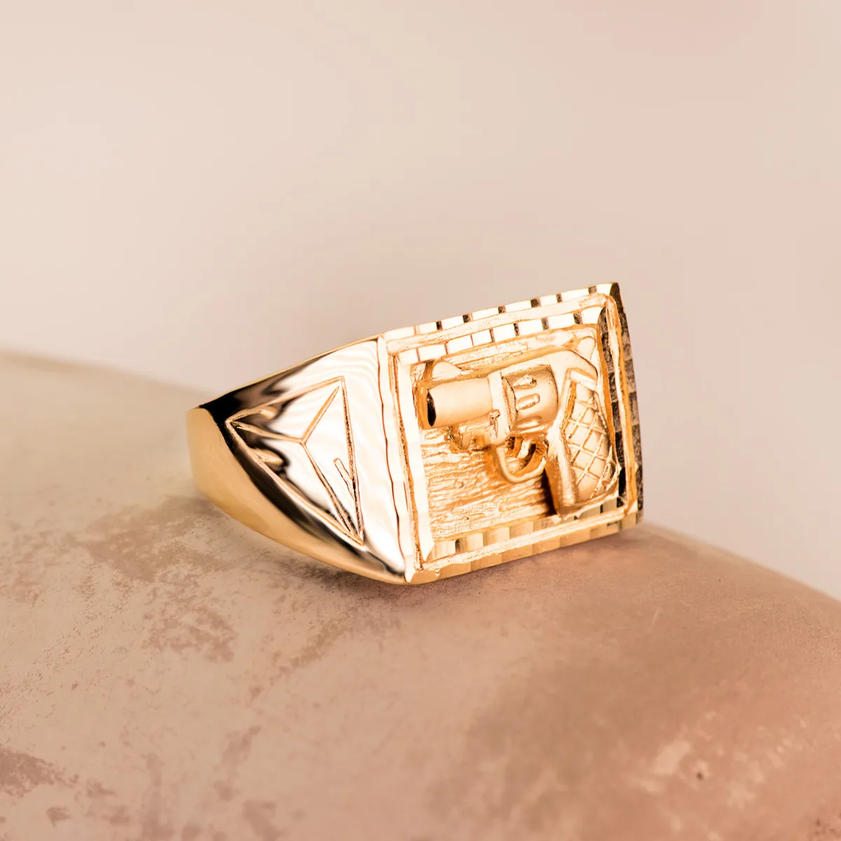 18K SELLO ORO AMARILLO CABALLERO PISTOLA TALLADA RECTANGULAR 21X16 MM — vista 2
