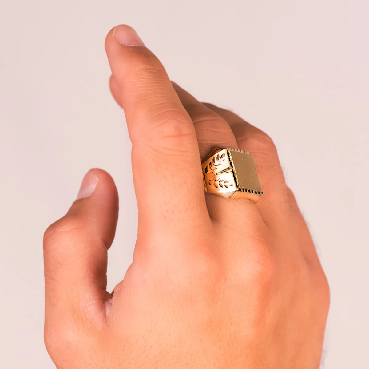 18K SELLO ORO AMARILLO CABALLERO TALLADO HUECO. ZONA GRABADO: 18X16 MM — vista 2