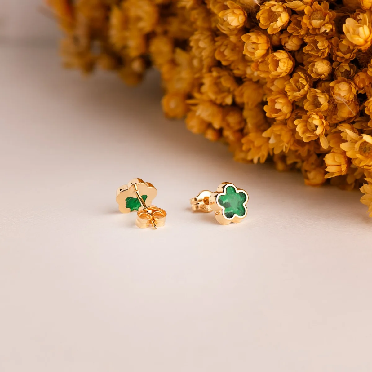 18K PENDIENTES ORO AMARILLO FLOR CON MALAQUITA 7X7 MM. CIERRE PRESION — vista 2