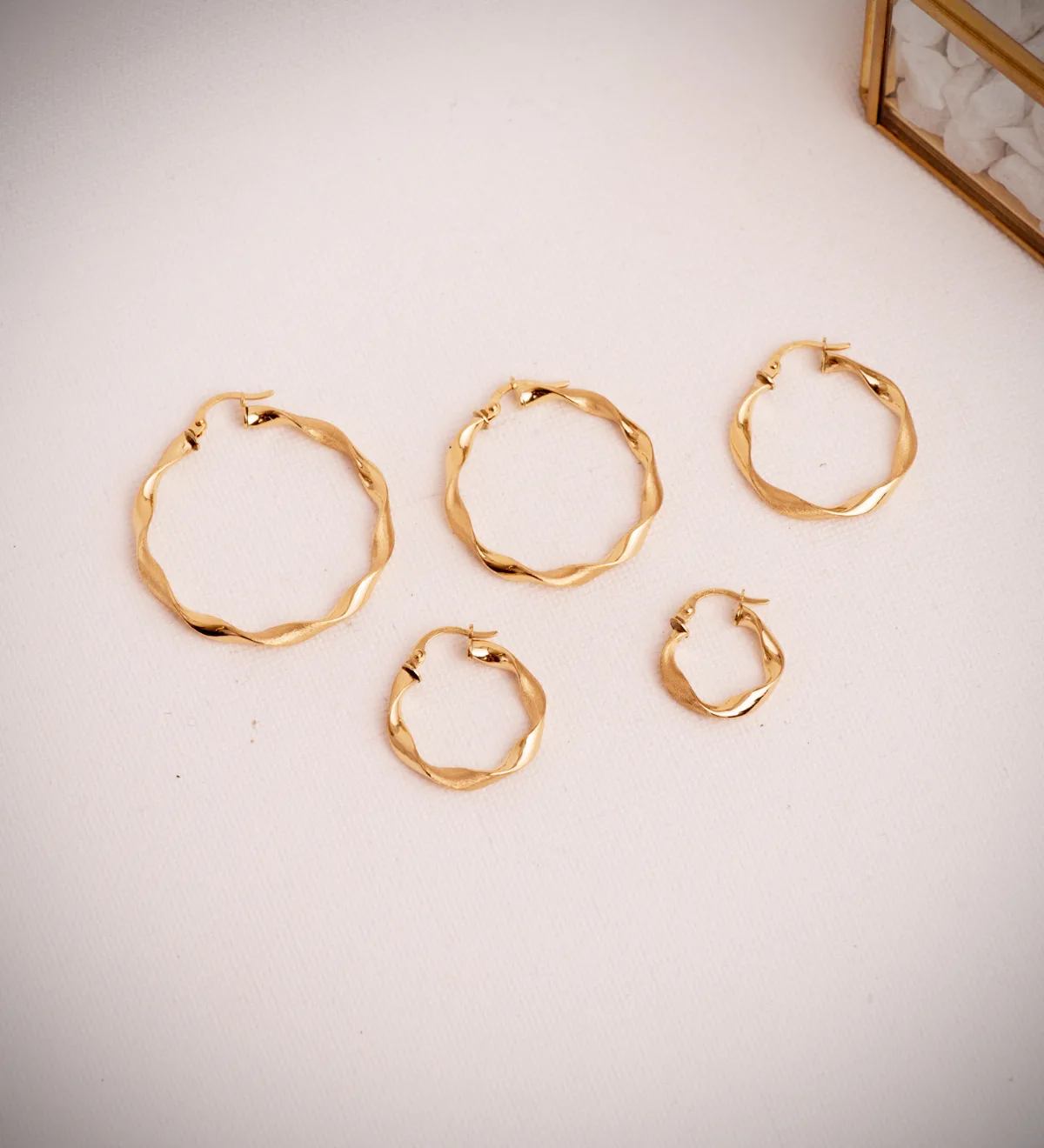 18K AROS ORO AMARILLO HUECOS RETORCIDOS MATE Y BRILLO 30 MM. GROSOR: 3 MM — vista 2