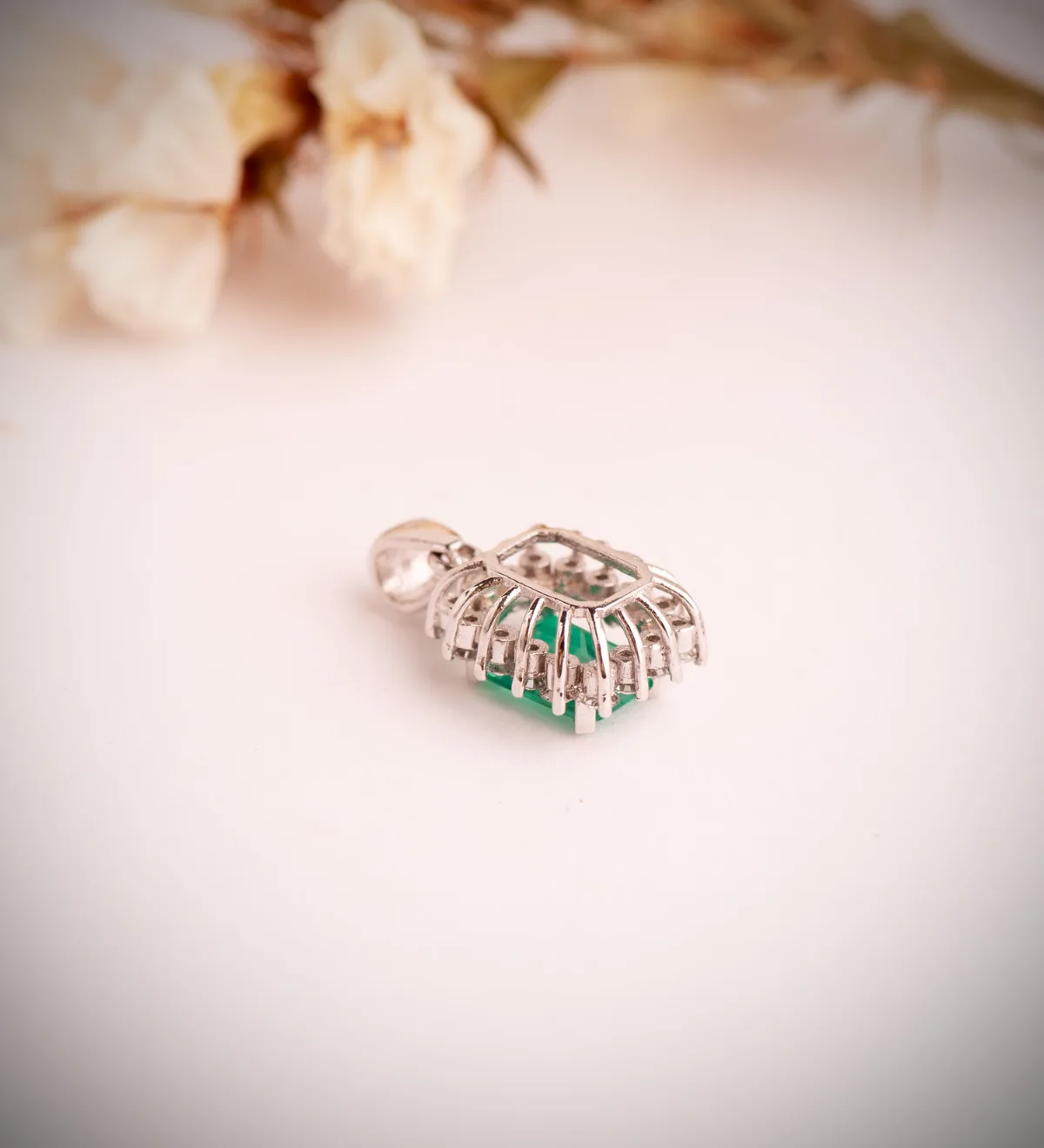 18K COLGANTE ORO BLANCO ESMERALDA RECRISTALIZADA  8X6 MM 1,50 QT. 16 DIAMANTES LABORATORIO 0,56 QTS. VS2-G. 13X11MM — vista 3