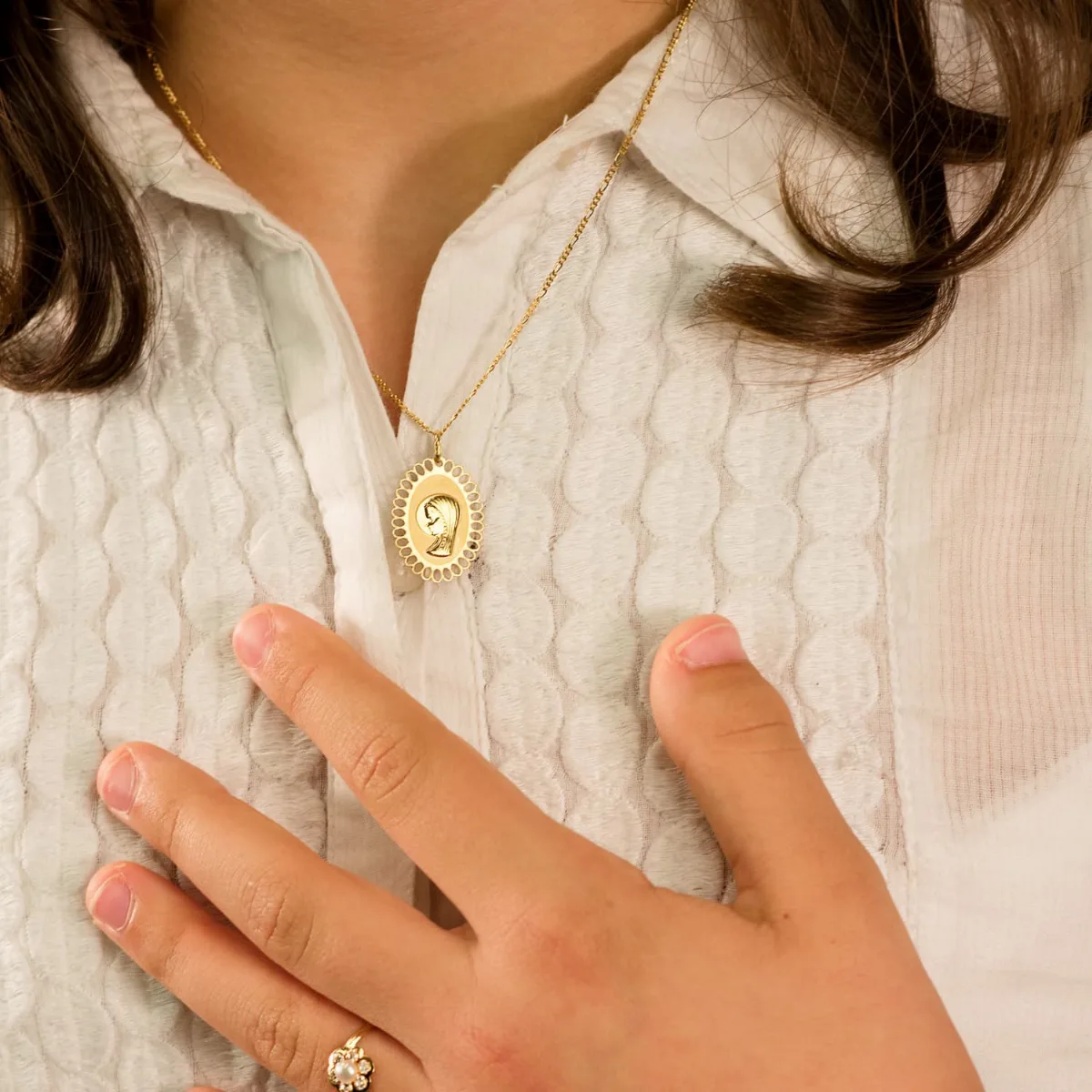 18K MEDALLA ORO AMARILLO VIRGEN NIÑA CERCO OVAL CALADO 21X16 MM — vista 2