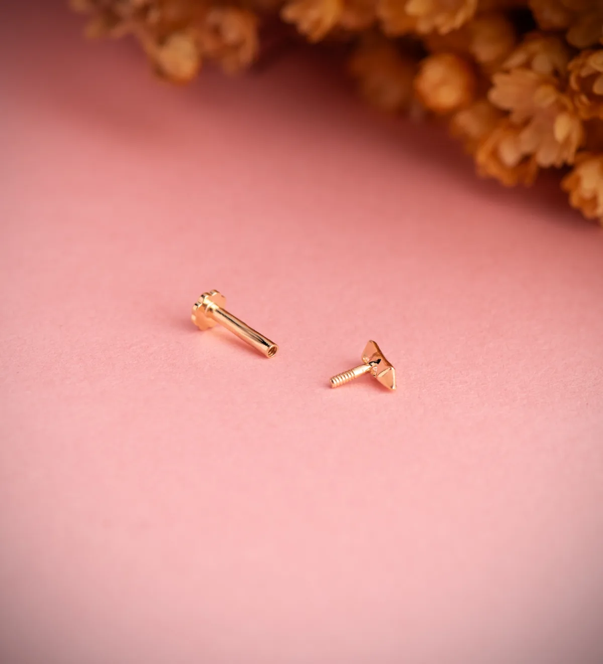 18K PIERCING DE OREJA ORO AMARILLO BARRITA CON CIRCONITAS 5X2 MM. GRUESO BARRA 1.20 MM. CIERRE TUERCA — vista 2