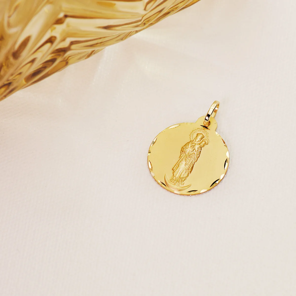 18K MEDALLA ORO AMARILLO VIRGEN DE LA ALMUDENA TALLADA 22 MM — vista 2