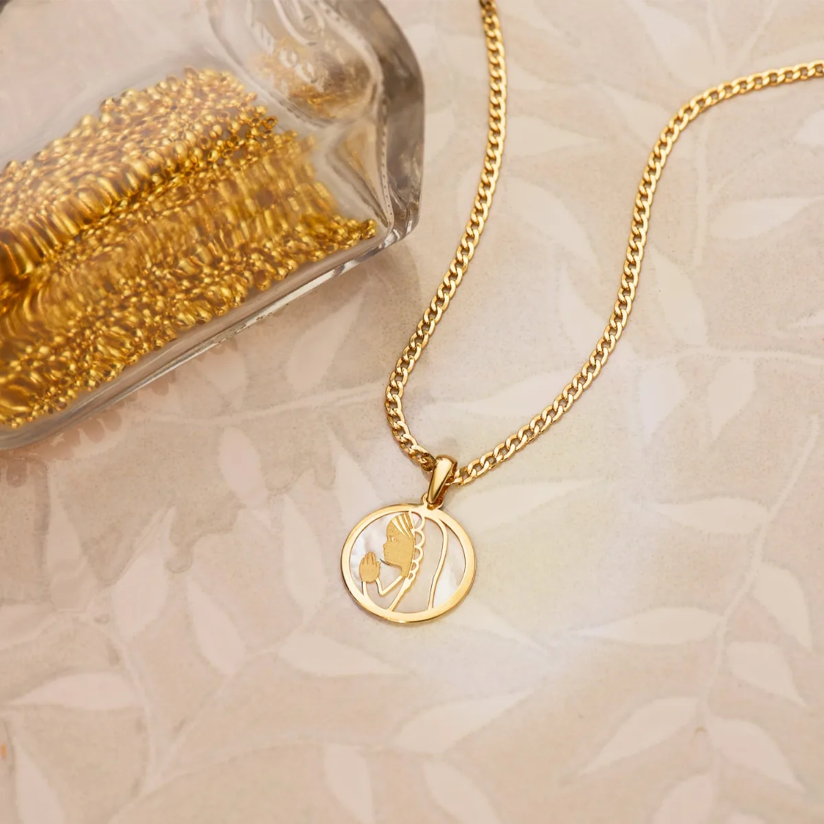 18K MEDALLA ORO AMARILLO VIRGEN NIÑA NACAR REDONDA 17 MM — vista 2