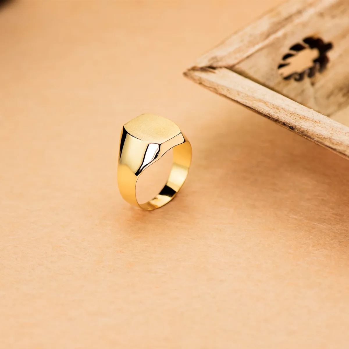 18K SELLO ORO AMARILLO CABALLERO HUECO. LATERAL BRILLO. CABEZA TONEL: 14X12 MM — vista 2