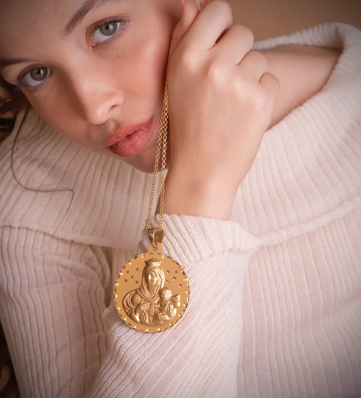 18K MEDALLA ORO AMARILLO VIRGEN DEL CARMEN TALLADA 42 MM — vista 3