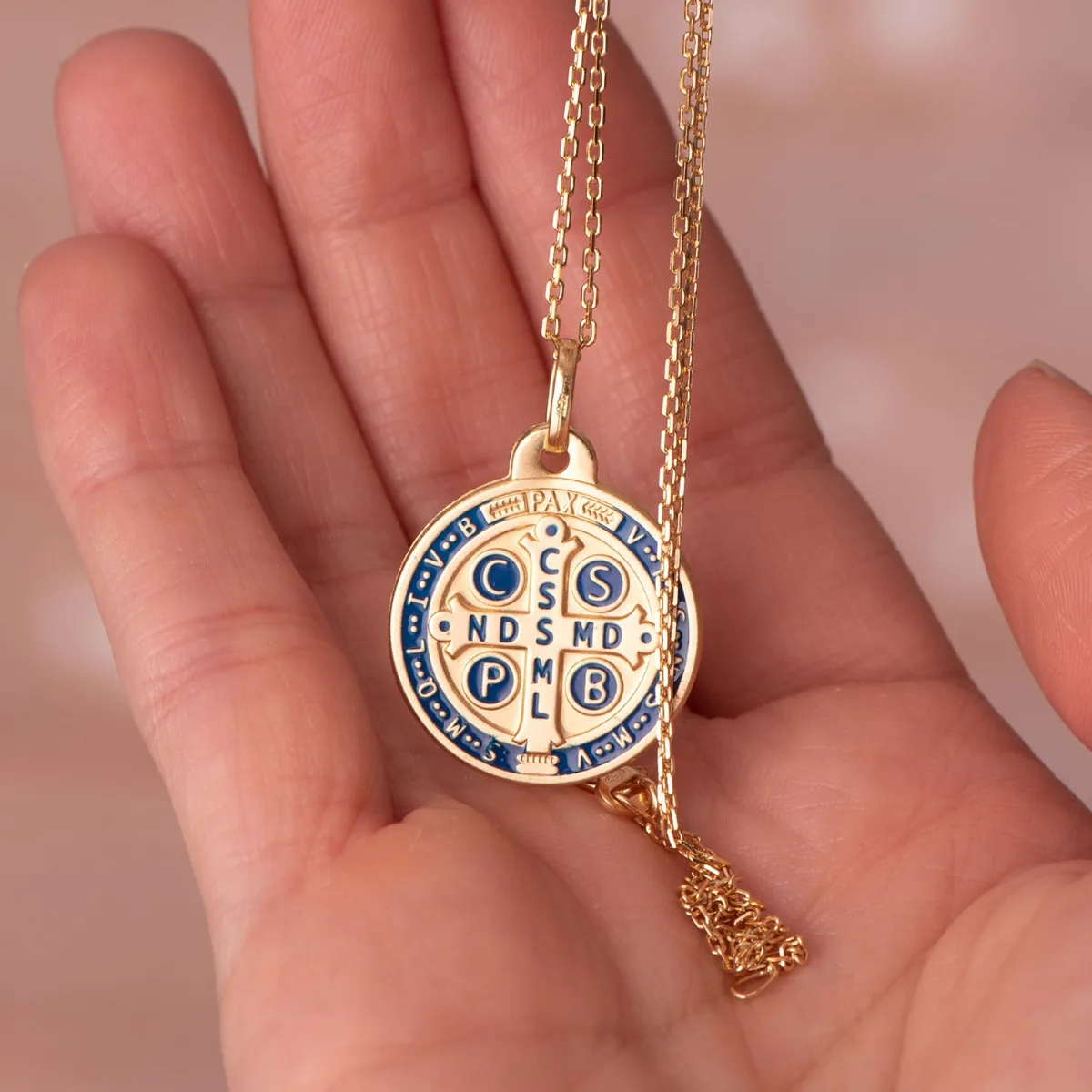 18K ESCAPULARIO ORO AMARILLO SAN BENITO MONJE MATIZADO ESMALTE AZUL. ANCHO: 20 MM — vista 3
