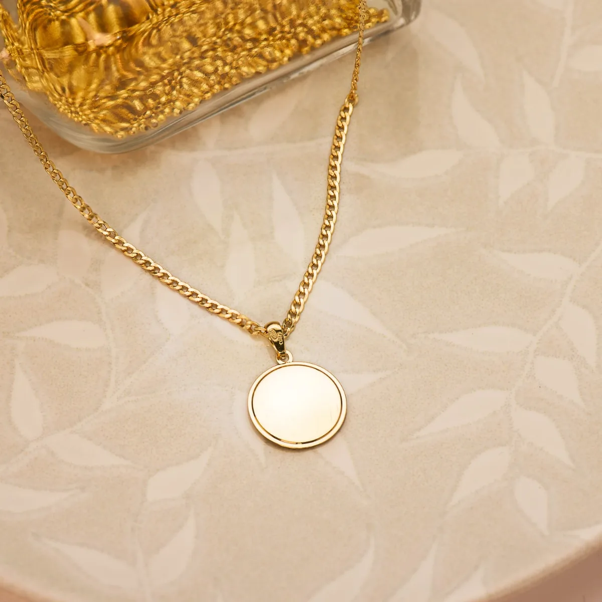 18K MEDALLA ORO AMARILLO VIRGEN NIÑA NACAR REDONDA 17 MM — vista 3