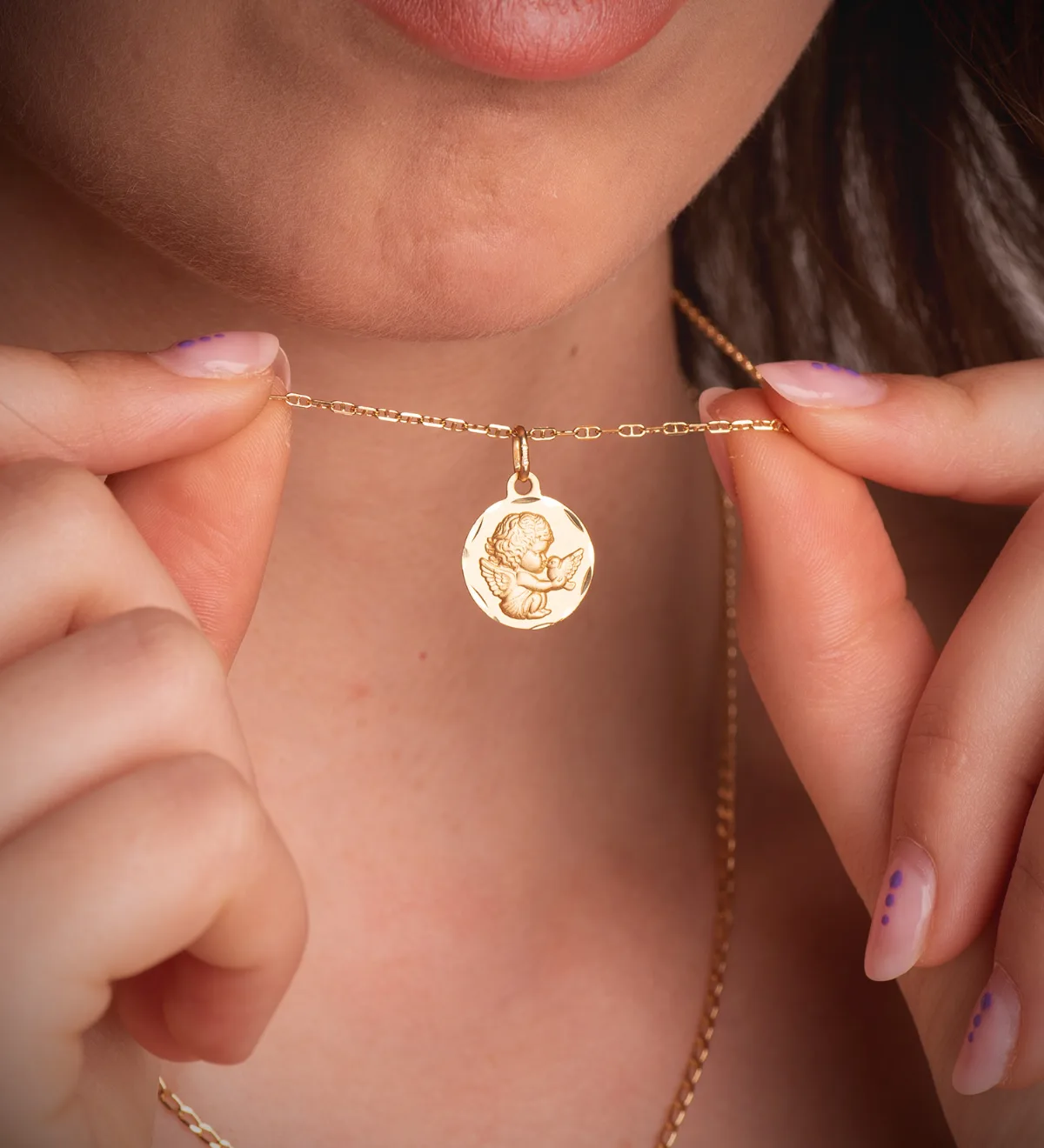18K MEDALLA ORO AMARILLO ANGEL NIÑO  BURLON CON PALOMA TALLADA 16 MM — vista 2