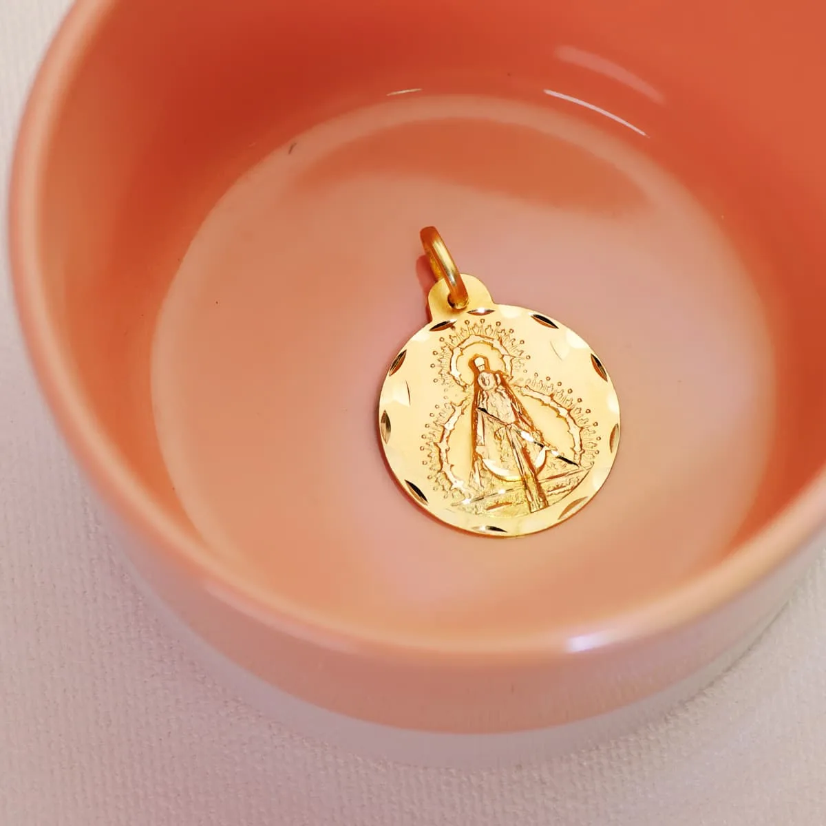 18K MEDALLA ORO AMARILLO VIRGEN DE LA CABEZA TALLADA 22 MM — vista 2