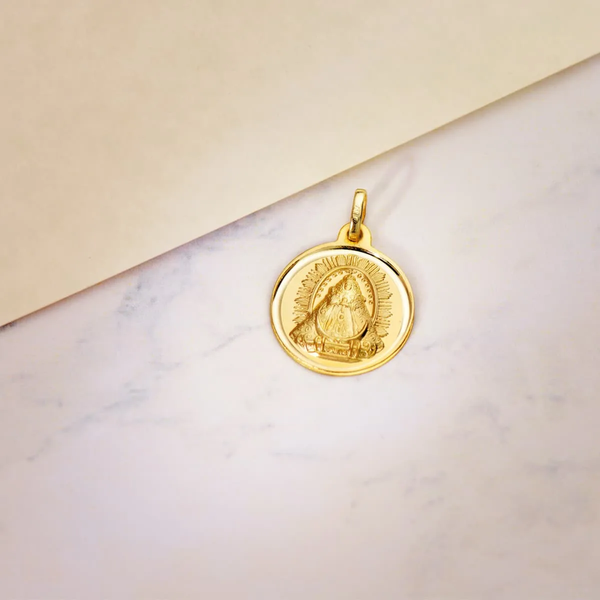 18K MEDALLA ORO AMARILLO VIRGEN DE LAS NIEVES BISEL 18 MM — vista 2