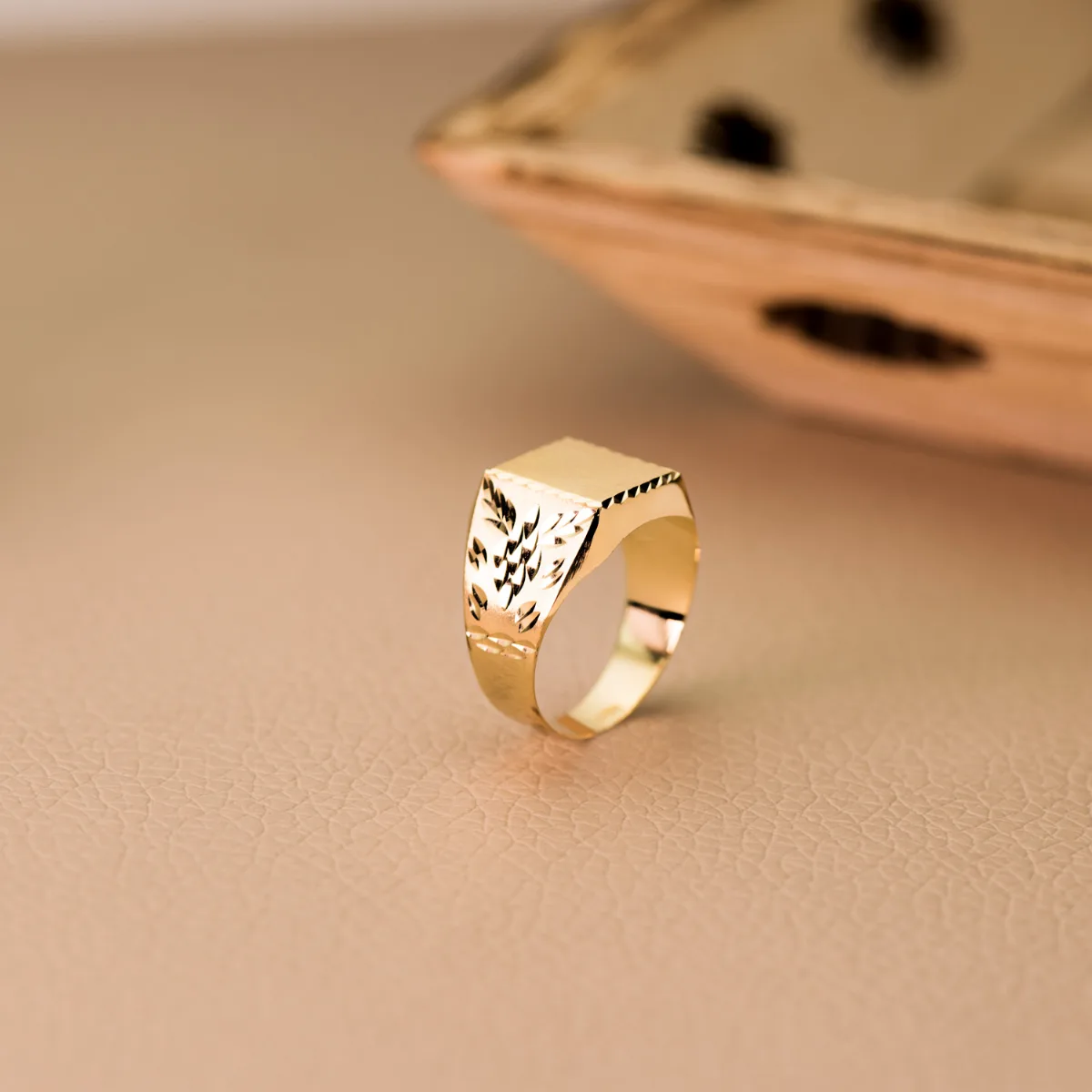 18K SELLO ORO AMARILLO HUECO TALLADO RECTANGULAR ZONA GRABADO 10X9 MM — vista 2