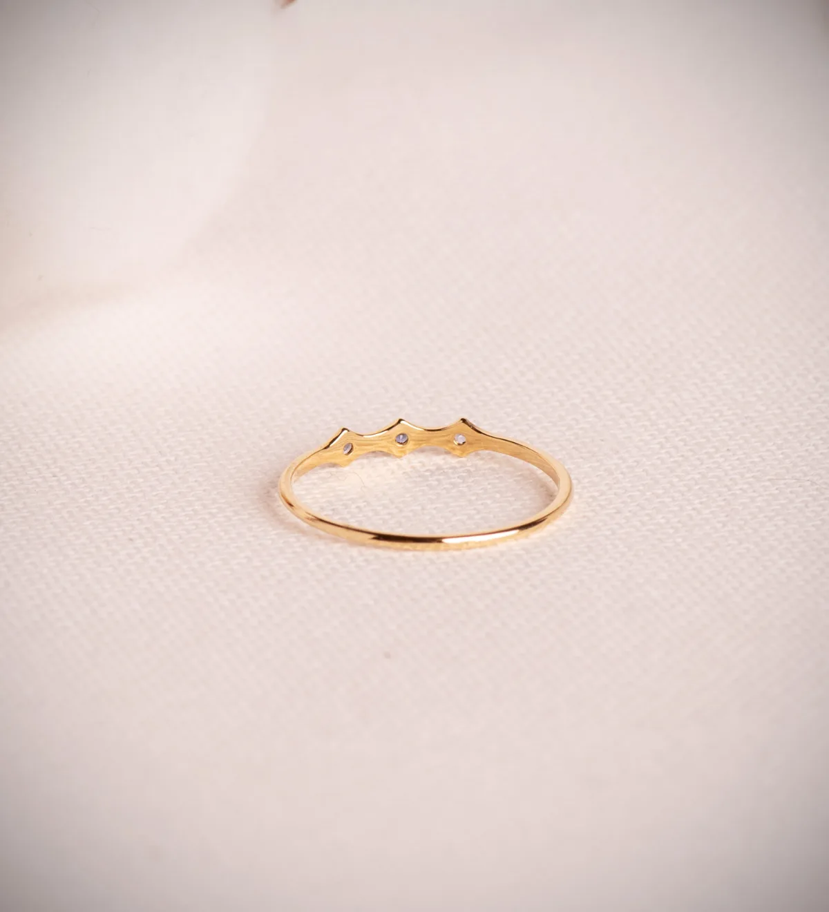 18K SORTIJA ORO AMARILLO BAMBÚ CON 3 CIRCONITAS AZULES. ANCHO: 1,5 MM — vista 3