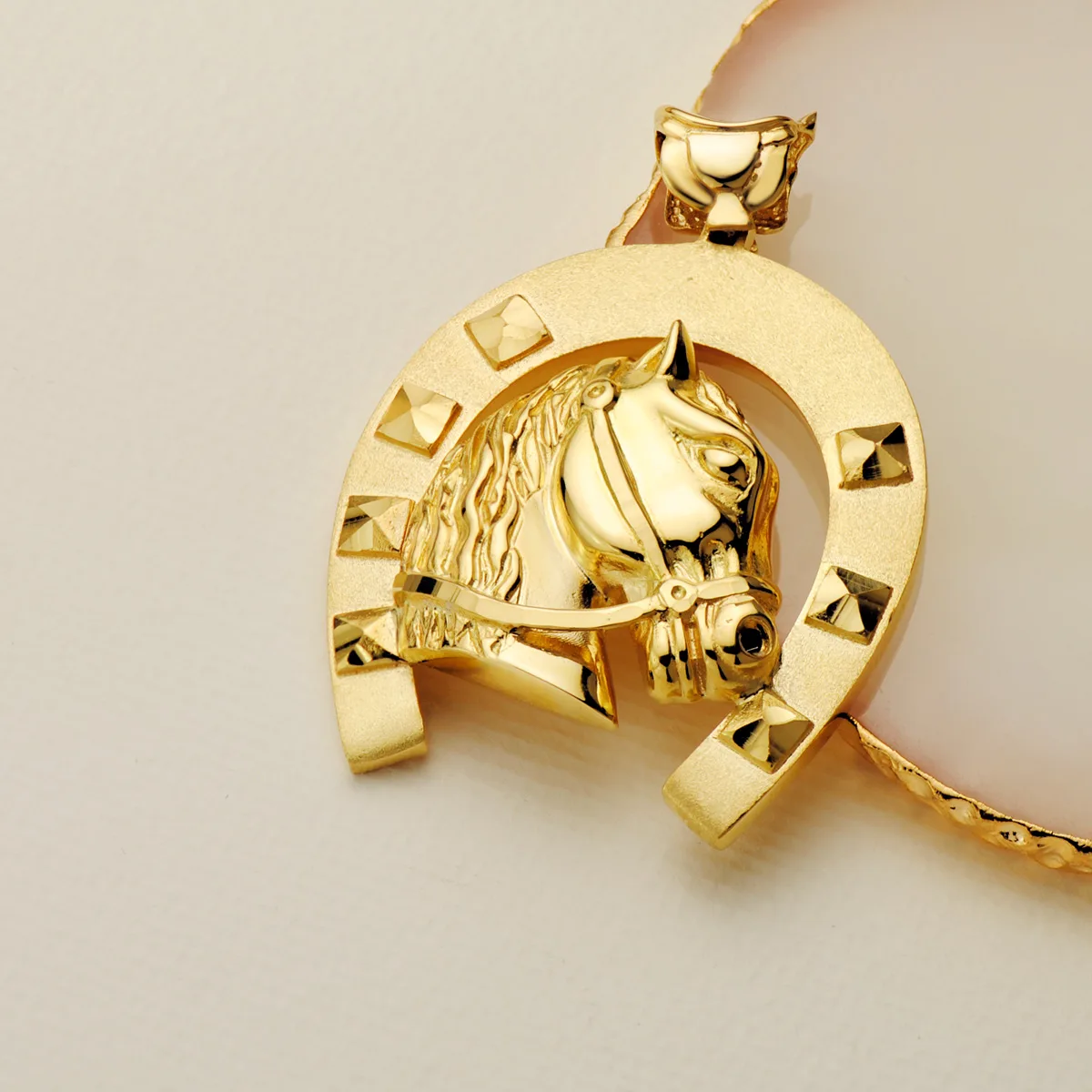 18K COLGANTE ORO AMARILLO HERRADURA CON CABALLO 50X44 MM — vista 3