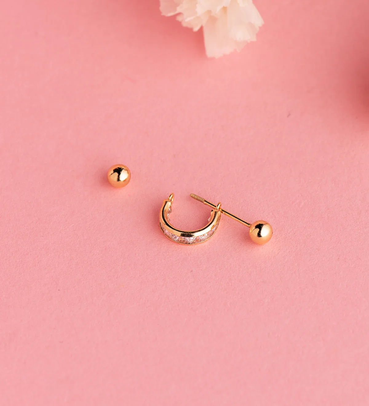 18K PIERCING DE OREJA ORO AMARILLO MEDIO ARO CON CIRCONITAS CARRE Y DOS BOLAS. ARO: 11X3MM — vista 2