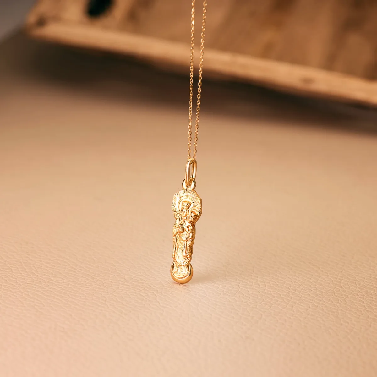 18K MEDALLA SILUETA ORO AMARILLO VIRGEN DE LA ALMUDENA 28X9 MM — vista 2