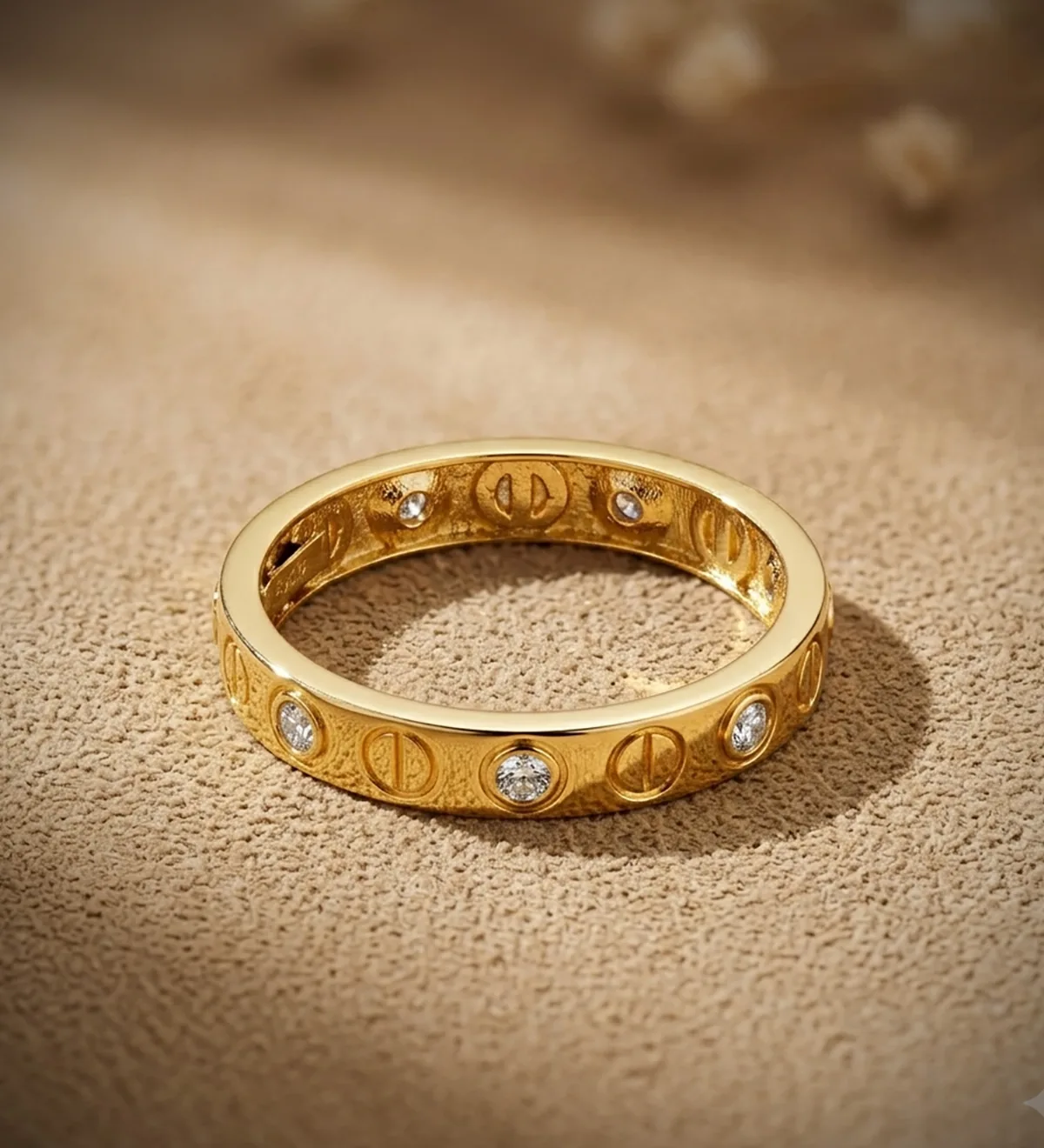 18K SORTIJA ORO AMARILLO CIRCONITAS Y MOTIVO DE TORNILLOS EN BRILLO. ANCHO: 3 MM — vista 2