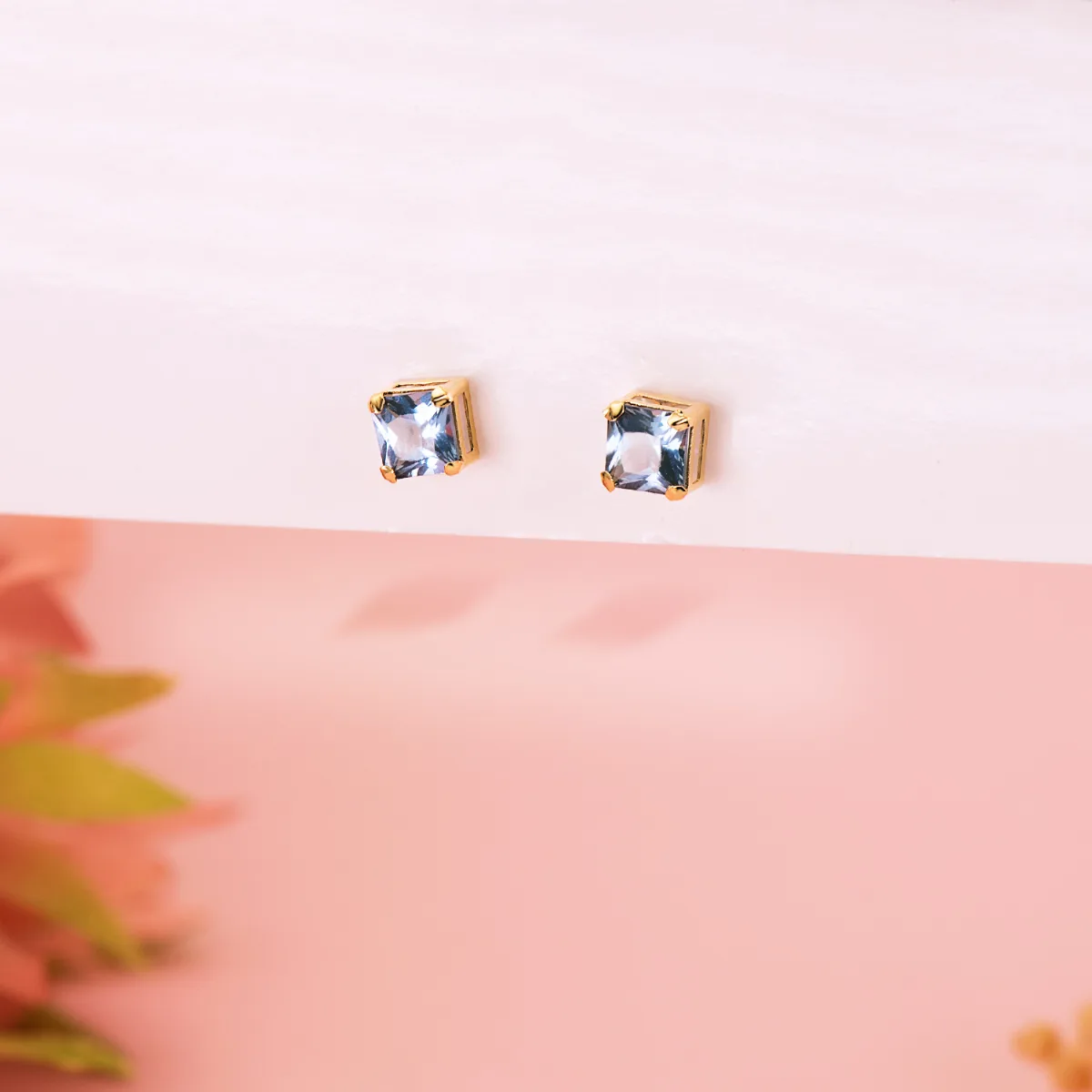18K PENDIENTES ORO AMARILLO CUADRADOS PIEDRA COLOR AGUAMARINA 5,5 X 5,5 MM. CIERRE PRESION — vista 3