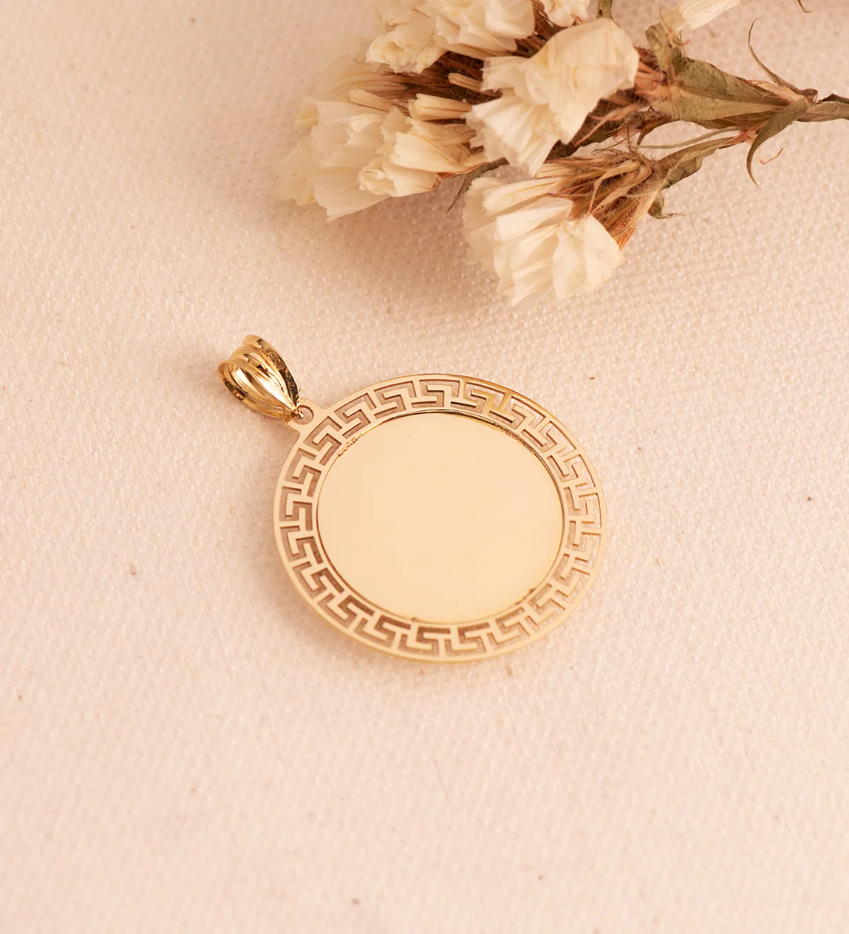 18K MEDALLA ORO AMARILLO MEDUSA CON BORDE CALADA Y GRECA MATIZADA 27 MM — vista 2