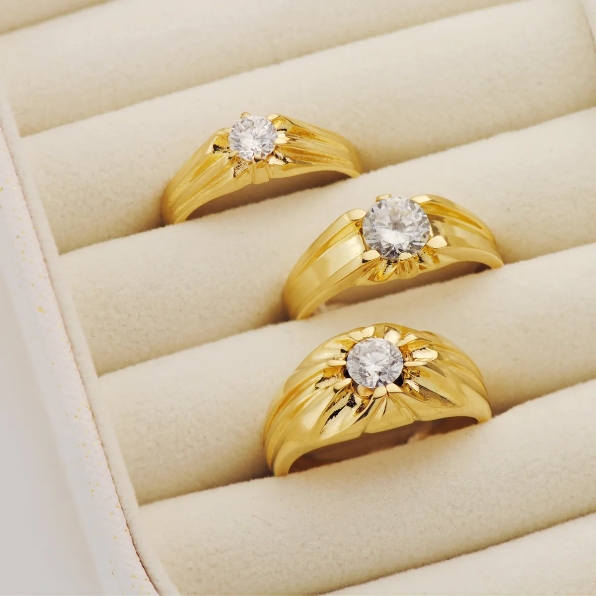 18K SOLITARIO ORO AMARILLO CABALLERO CIRCONITA 5.5 MM ANCHO CUERPO 7.5 MM — vista 3