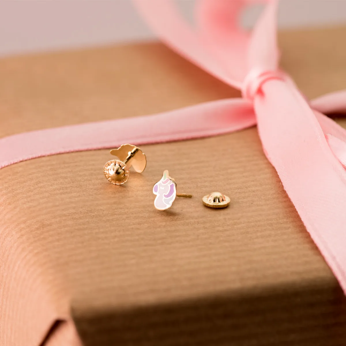 18K PENDIENTES ORO AMARILLO UNICORNIOS ESMALTE CIERRE TUERCA 7,5 X 5 MM — vista 2