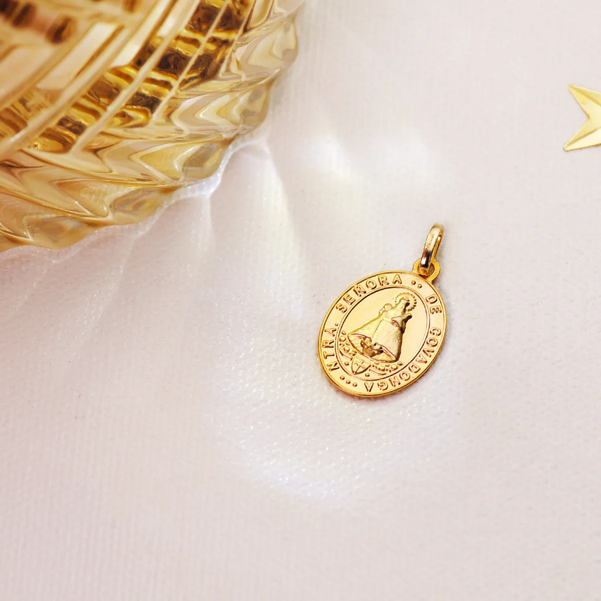 18K MEDALLA ORO AMARILLO ESCAPULARIO ORO AMARILLO VIRGEN COVADONGA Y CRUZ DE LA VICTORIA 20X14 MM — vista 2