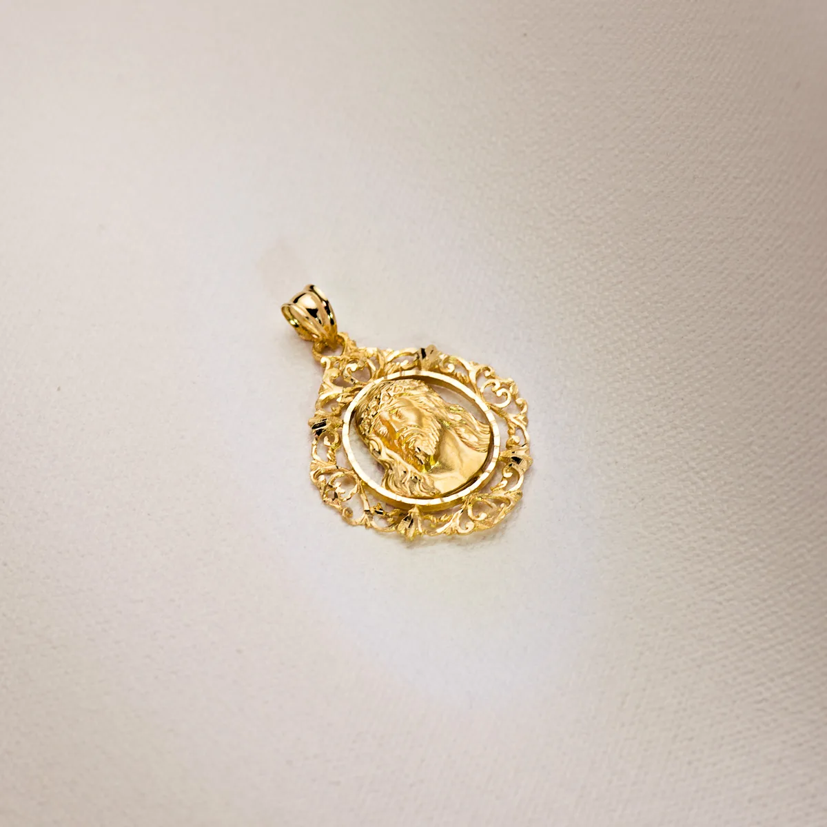 18K COLGANTE CRISTO ORO AMARILLO ESTAMPADO CERCO. 32X29 MM — vista 3