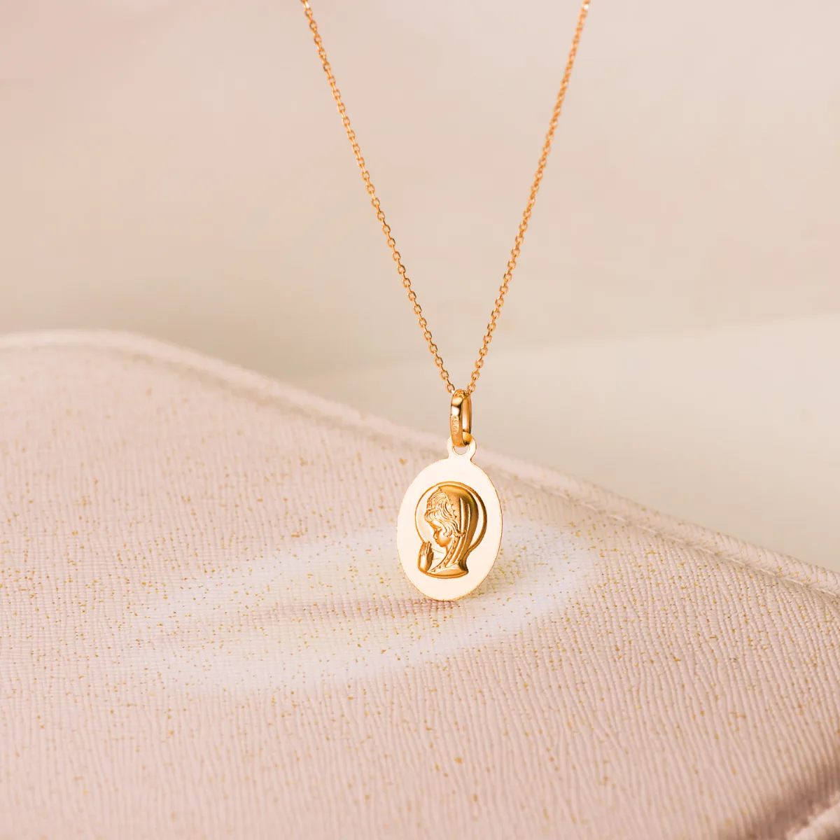 18K MEDALLA ORO AMARILLO VIRGEN NIÑA OVAL MATIZADA 19 X 12 MM — vista 2