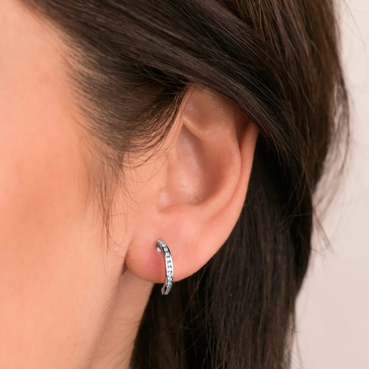 18K AROS ORO BLANCO ABIERTOS CON 28 DIAMANTES LABORATORIO 0,225 QTS VS2-G. ALTO: 13 X 1,5 MM CIERRE PRESION — vista 2