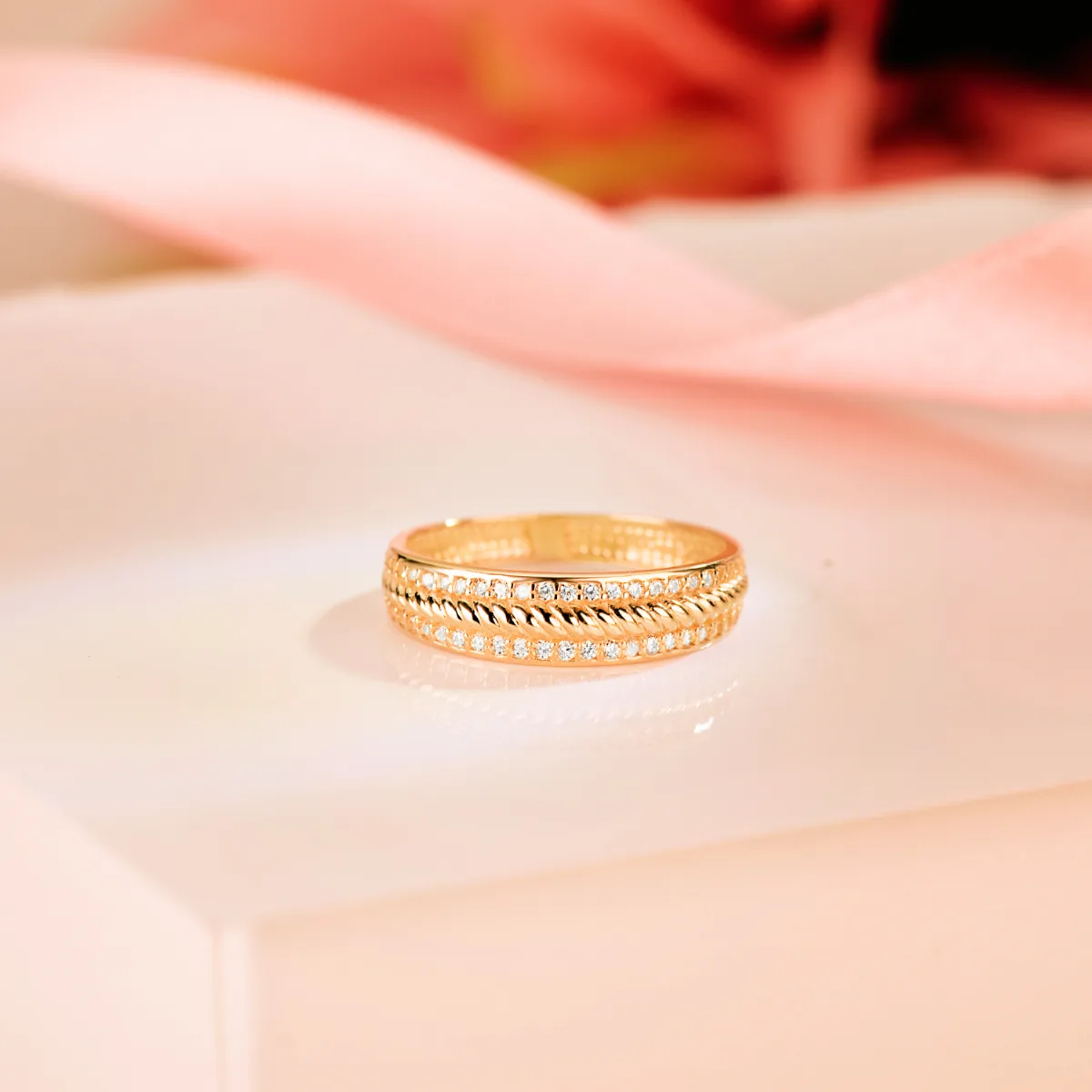 18K SORTIJA ORO AMARILLO BANDAS PAVE CON CIRCONITAS. ANCHO: 4,5MM — vista 2
