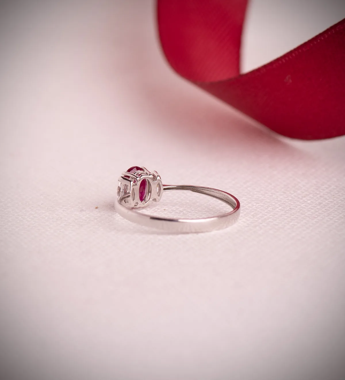 18K SORTIJA ORO BLANCO RUBI FINO 6X4 MM 0,55 QT Y DIAMANTES LABORATORIO 0,134QT. VS2 - E — vista 3