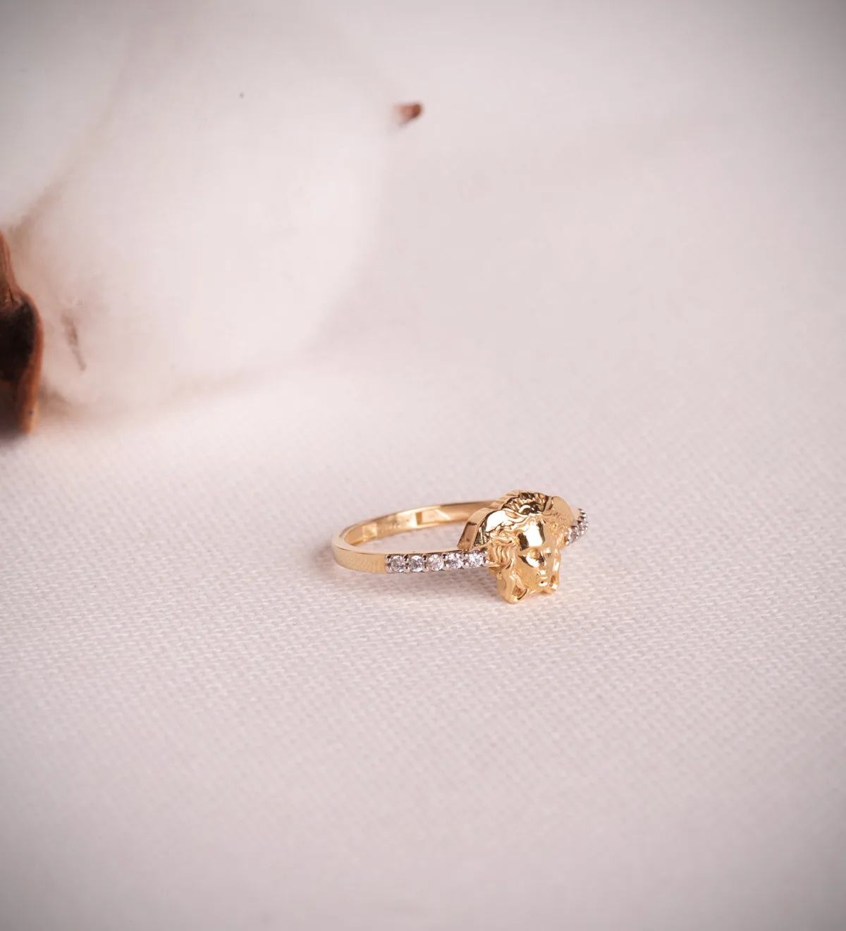 18K SORTIJA ORO BICOLOR CON MEDUSA Y CIRCONITAS. MEDIDA: 10 X 8 MM — vista 2