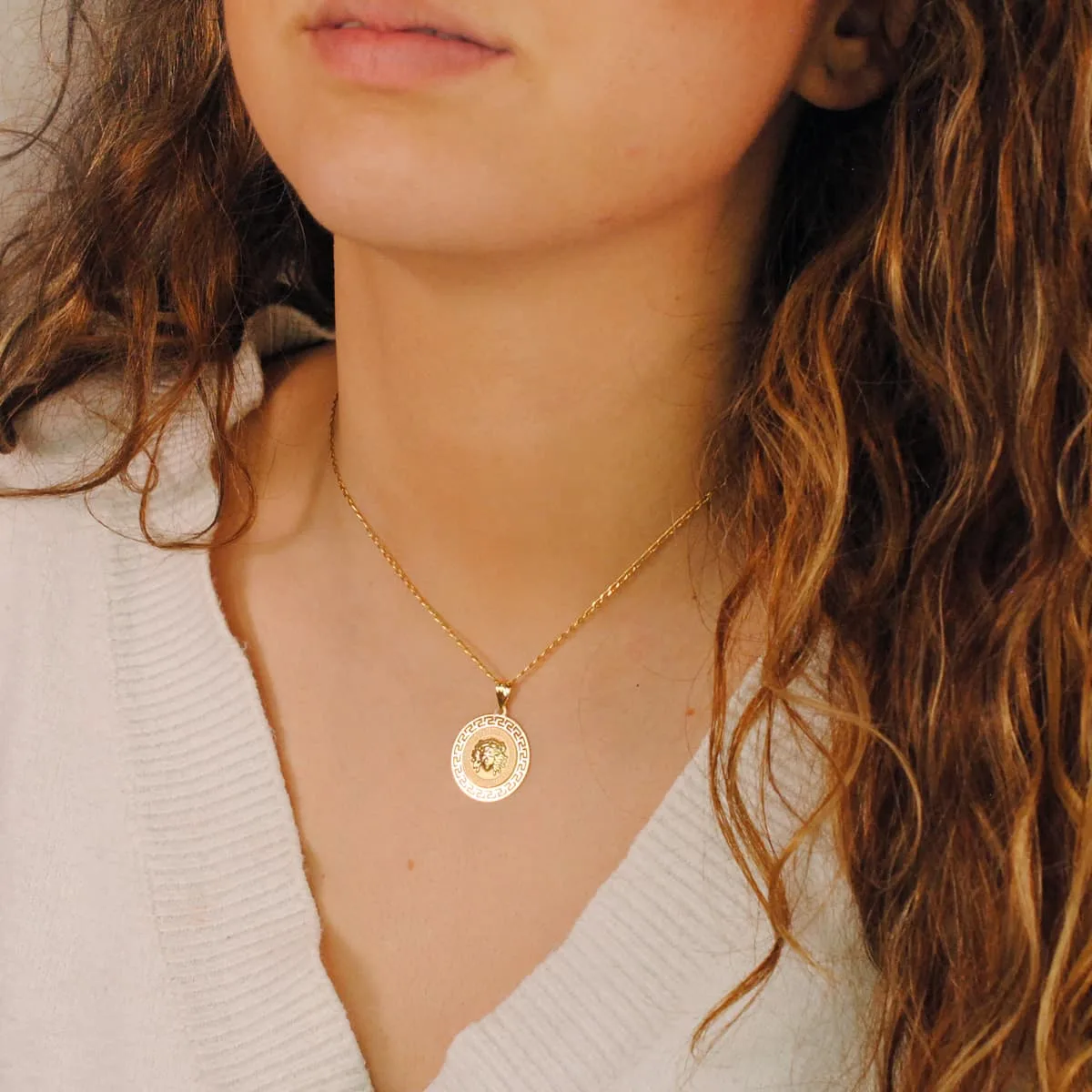 18K MEDALLA ORO AMARILLO MEDUSA CON BORDE CALADA Y GRECA MATIZADA 20 MM — vista 2