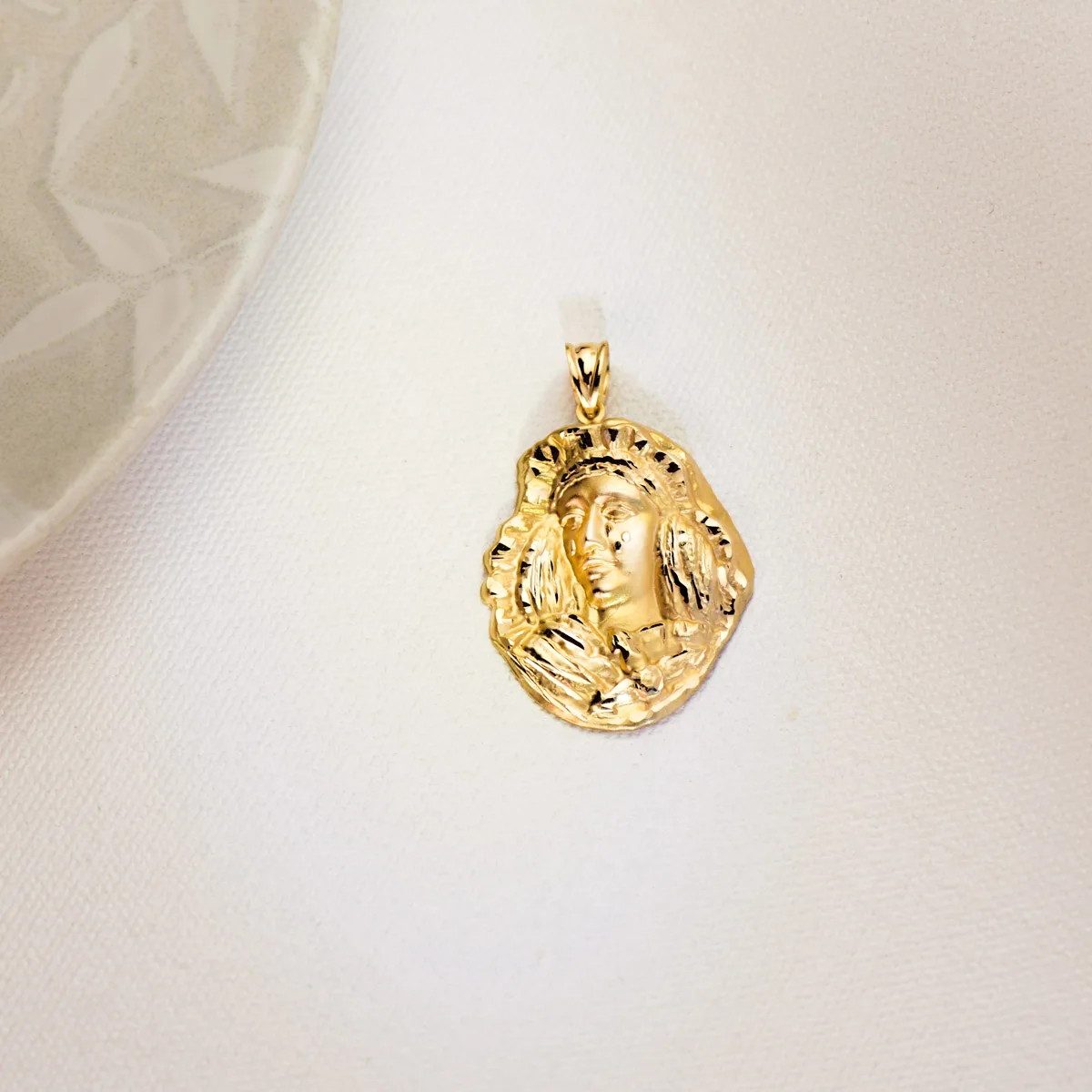 9K MEDALLA ORO AMARILLO ESPERANZA DE TRIANA SILUETA TALLADA 28X20 MM — vista 3