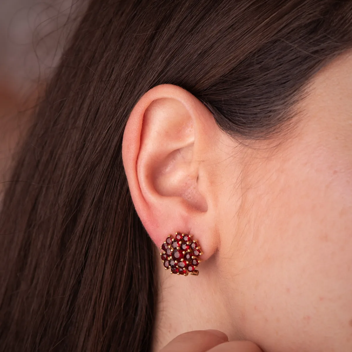 18K PENDIENTES ORO AMARILLO CON GRANATES EN GARRAS. MEDIDA: 14X14 MM CIERRE OMEGA — vista 2