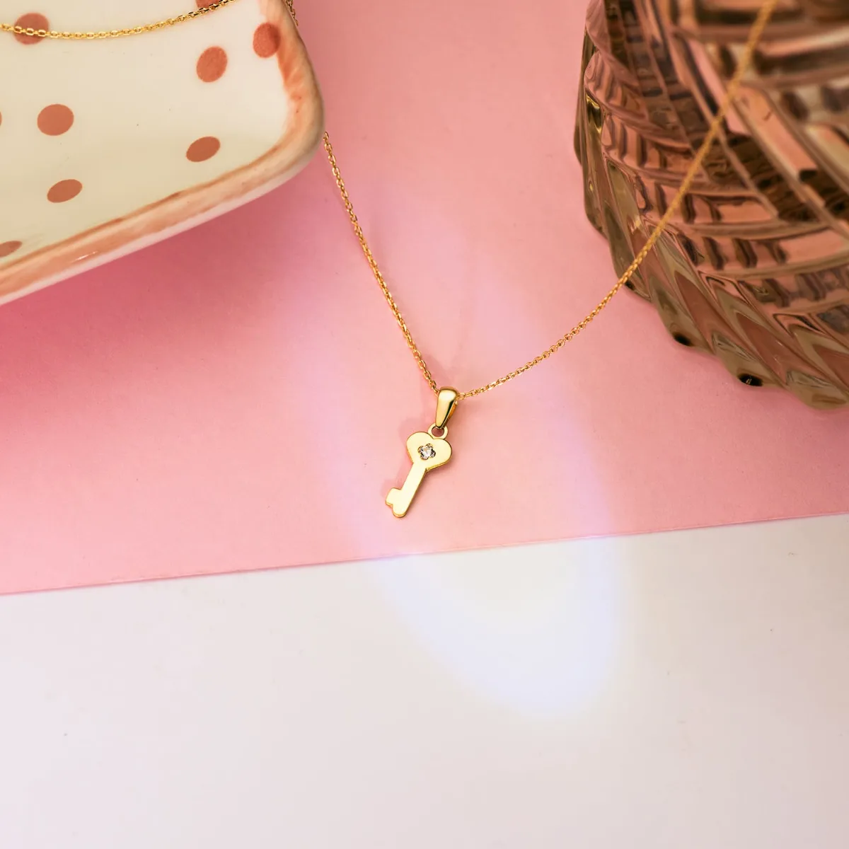18K COLGANTE ORO AMARILLO LLAVE LISA EN BRILLO CON CIRCONITA 14 X 6 MM — vista 2