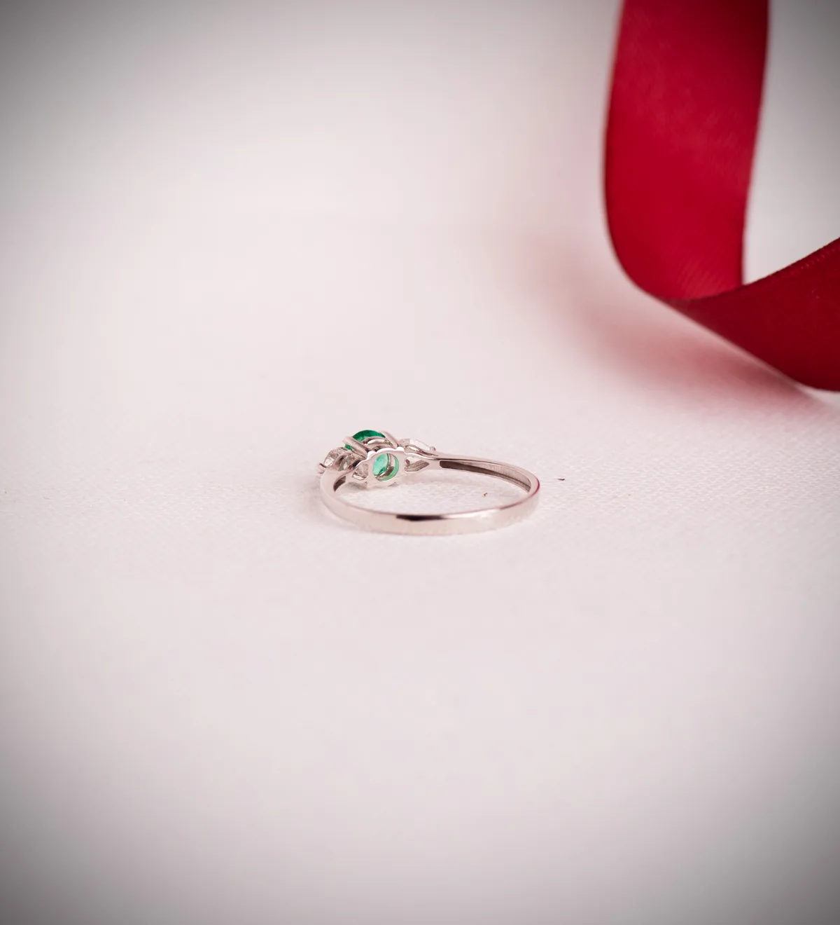 18K SORTIJA ORO BLANCO  ESMERALDA RECRISTALIZADA 5 MM 0,48 QT Y DIAMANTES LABORATORIO TALLA PERA 0,29QT. VS2 - E — vista 3