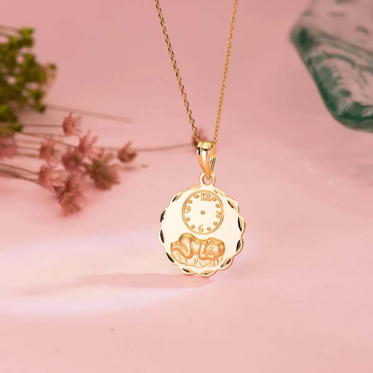 18K MEDALLA ORO AMARILLO REDONDA NIÑO DE LA HORA CON RELOJ TALLADA 16 MM — vista 2
