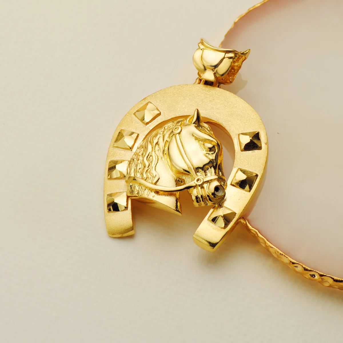 18K COLGANTE ORO AMARILLO HERRADURA CON CABALLO 44X39 MM — vista 3