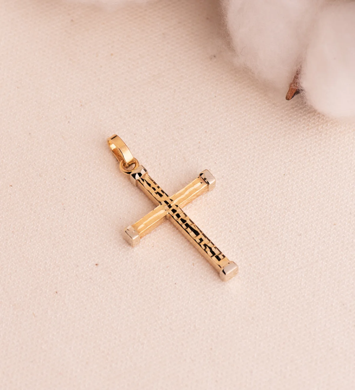 18K CRUZ ORO BICOLOR HUECA TALLADA PALO CUADRADO 3X3 MM. MEDIDA: 39 X 24 MM — vista 2