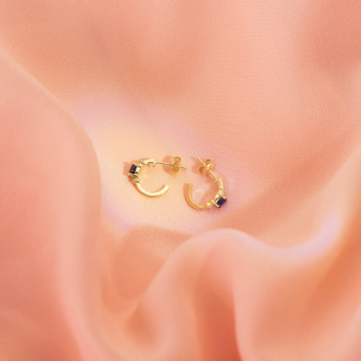 18K PENDIENTES ORO AMARILLO MEDIO ARO LISO CON ZAFIROS 12X3 MM CIERRE PRESION. — vista 2