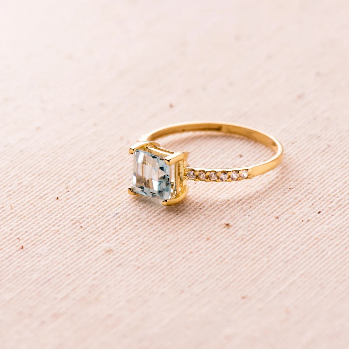 18K SORTIJA ORO AMARILLO CIRCONITA Y TOPACIO AZUL 6X6 MM ANCHO CUERPO 1.5 MM — vista 2