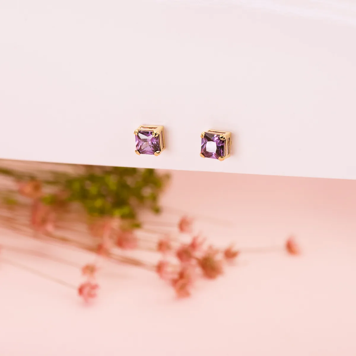 18K PENDIENTES ORO AMARILLO CUADRADOS PIEDRA COLOR AMATISTA 5,5 X 5,5 MM. CIERRE PRESION — vista 3