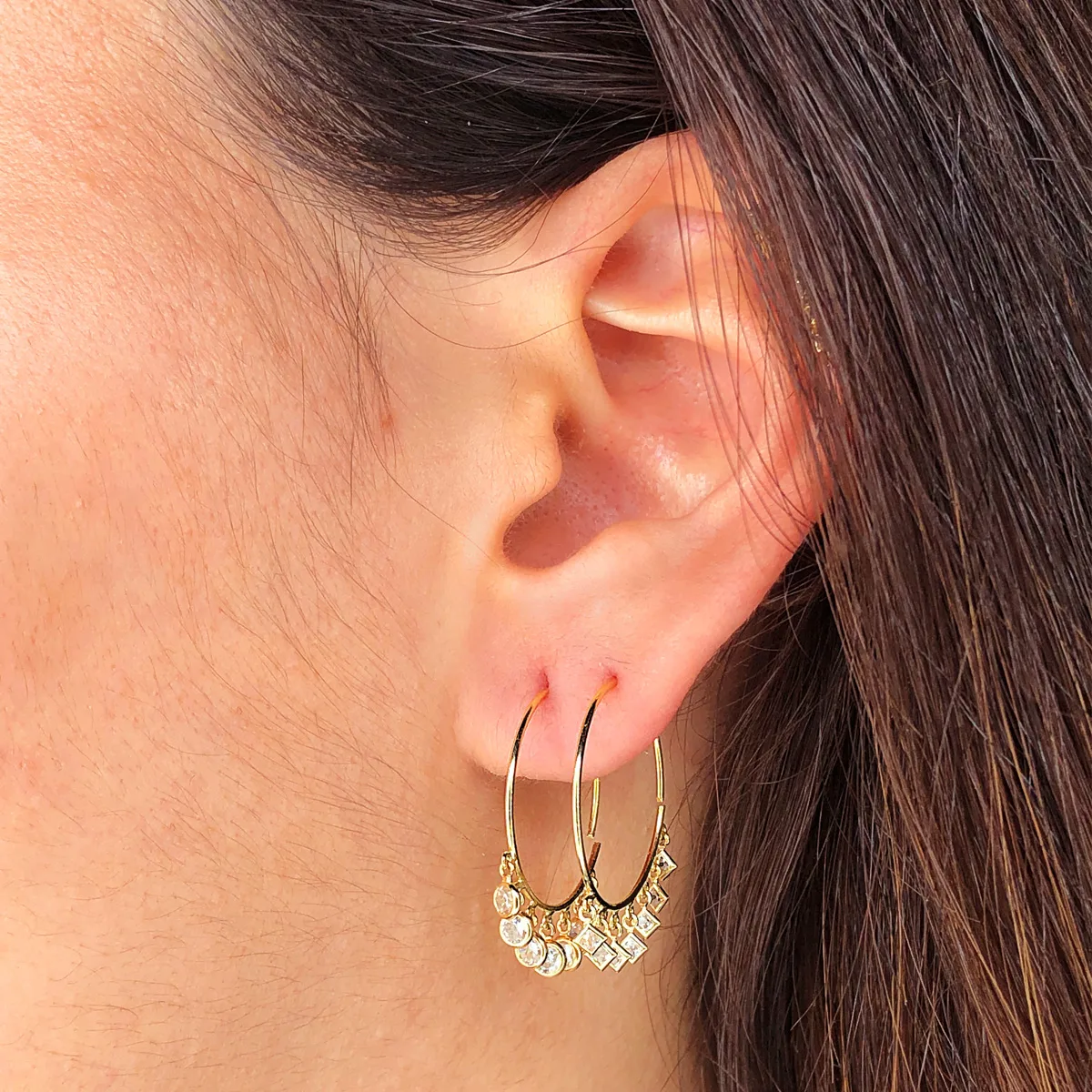 18K AROS ORO AMARILLO HILO DE 20 MM CON 5 COLGANTES CIRCONITA BLANCAS — vista 3