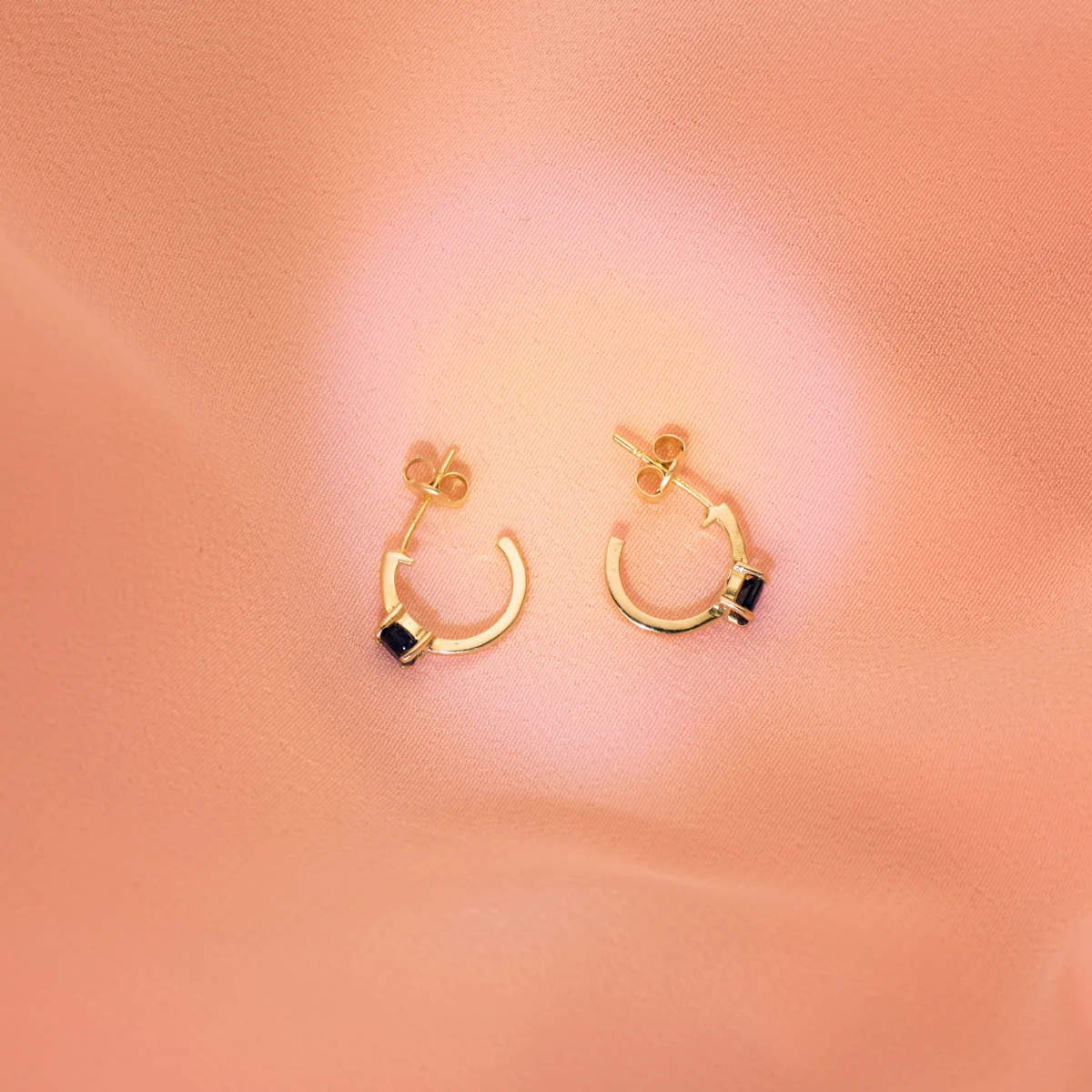 18K PENDIENTES ORO AMARILLO MEDIO ARO LISO CON ZAFIROS 12X3 MM CIERRE PRESION. — vista 2