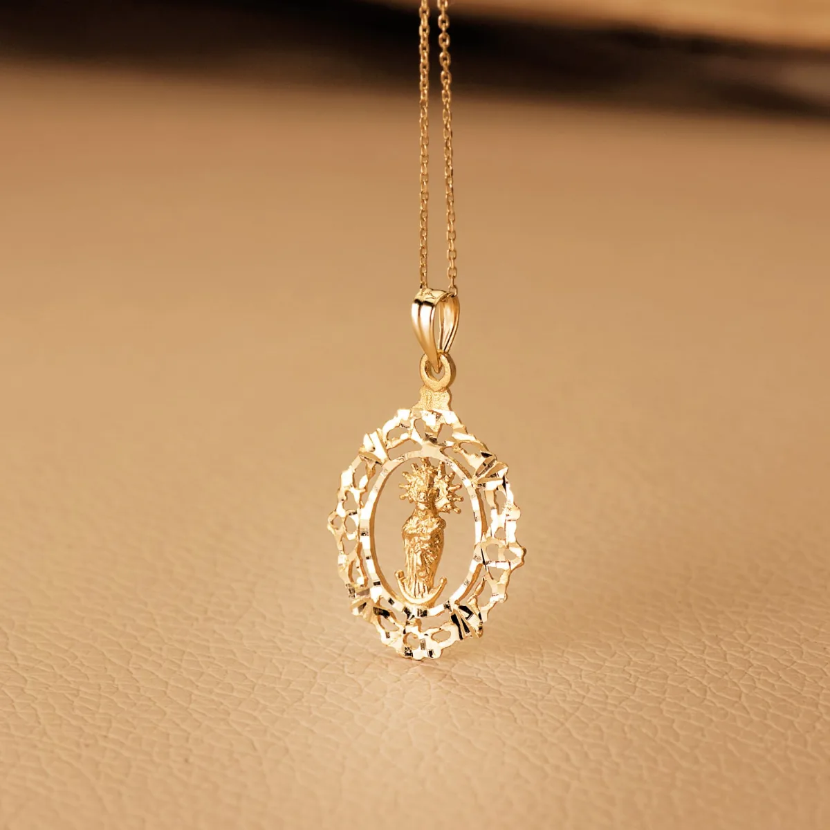 18K MEDALLA ORO AMARILLO VIRGEN DE LA ALMUDENA ORLA 27X20 MM — vista 2