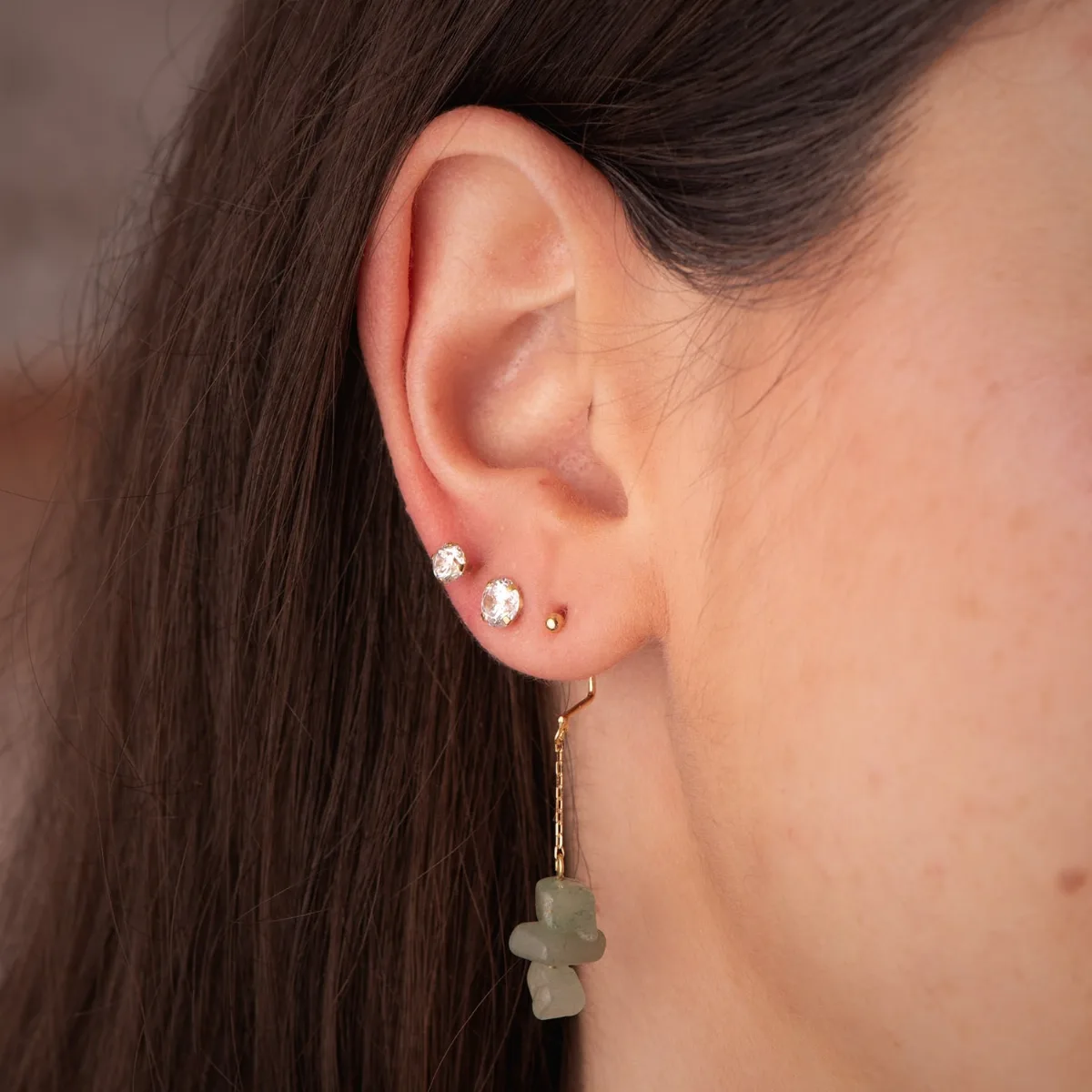 18K PENDIENTES ORO AMARILLO BOLA 2MM Y CADENA CON 3 PIEDRAS VERDES. ALTO: 41MM. CIERRE PRESION — vista 2